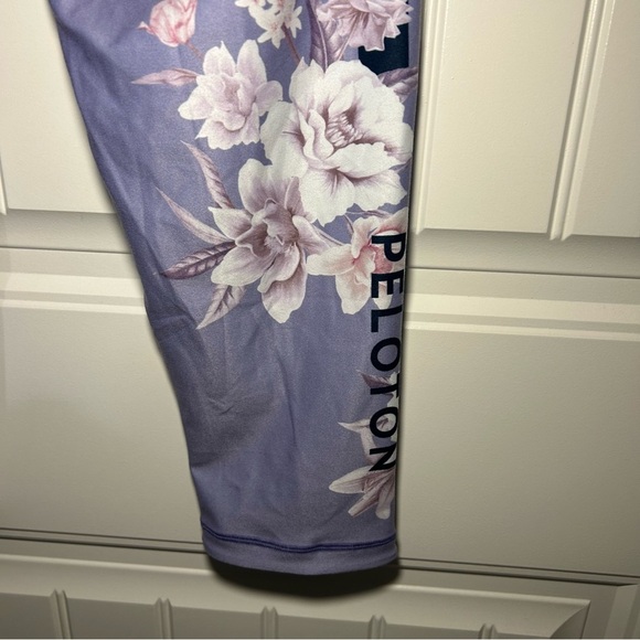 Peloton WITH Lavender Wild Flower High Rise Capris Size Large - Picture 7 of 14